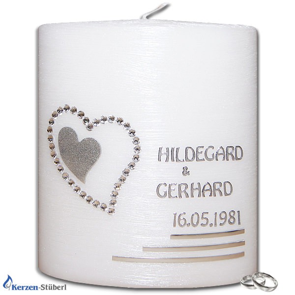 Abbildung einer Hochzeitskerze mit Herz aus Swarovski Steinen und einem innenliegenden Herz aus Wachs. Die Hochzeitskerze ist nicht wie üblich in weiß, sondern in einer edlen Perlmutt-Optik